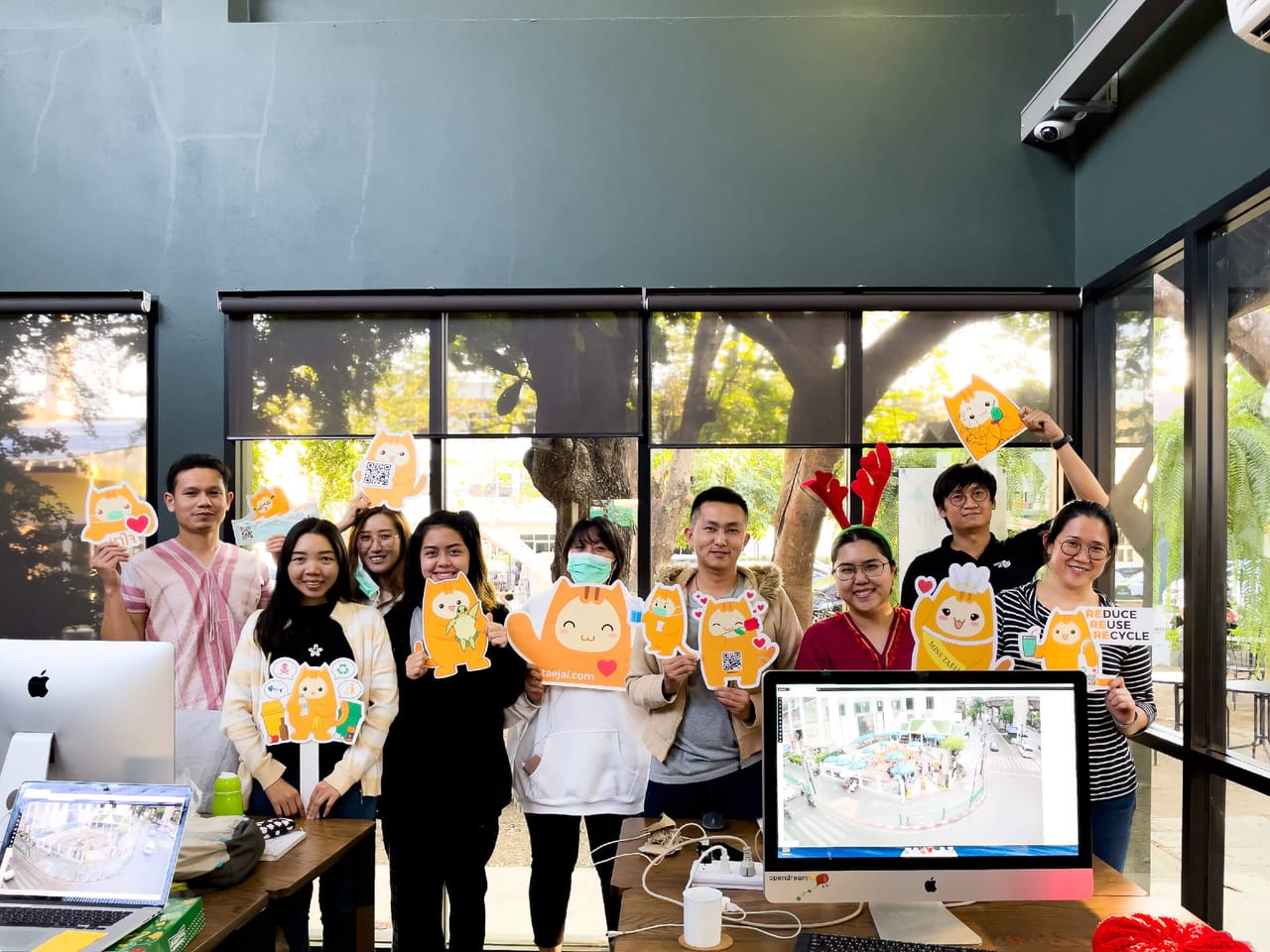 ทีม Anywhere Work ถ่ายภาพร่วมกับสื่อรณรงค์เต่าจากเทใจ
